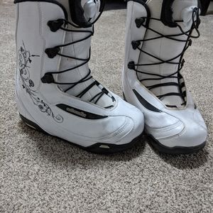 Women's snowboarding boots
